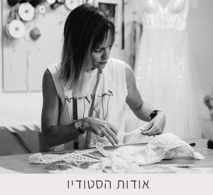 המעצבת עובדת בסטודיו