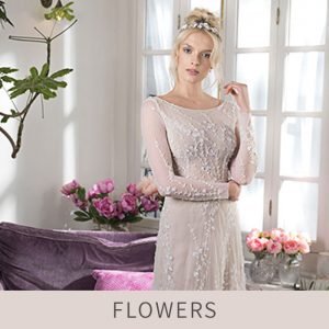 שמלת כלה על רקע זרי פרחים צבעוניים